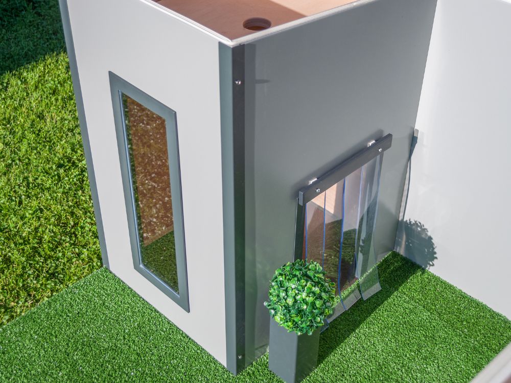 Veranda Frontale
Una comoda veranda frontale dona maggior spazio coperto al cane e ripara l'ingresso dalla pioggia.